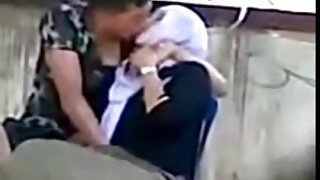 Ukusna japanska kurva Rio Natsume se smoči i pozira ispred kamere