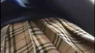 Djevojka s kovrdžavom kosom drka na kameri koristeći kvrgavi dildo