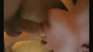 Primamljiva beba miluje svoje zadivljujuće tijelo u solo seks videu