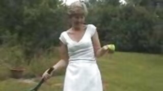 Mršava azijska kurva Asa Akira rasteže svoju čvrstu macu skačući na kurac