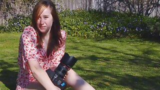 Razigrana Japanka Saya Hyozaki nosi kaiš preko vrata